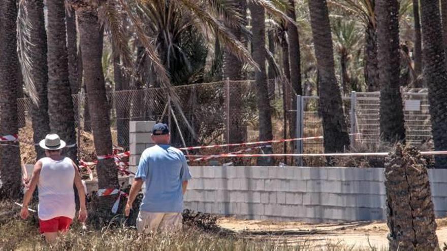 Muro que está levantando la empresa propietaria de estos terrenos en Lo Ferrís.