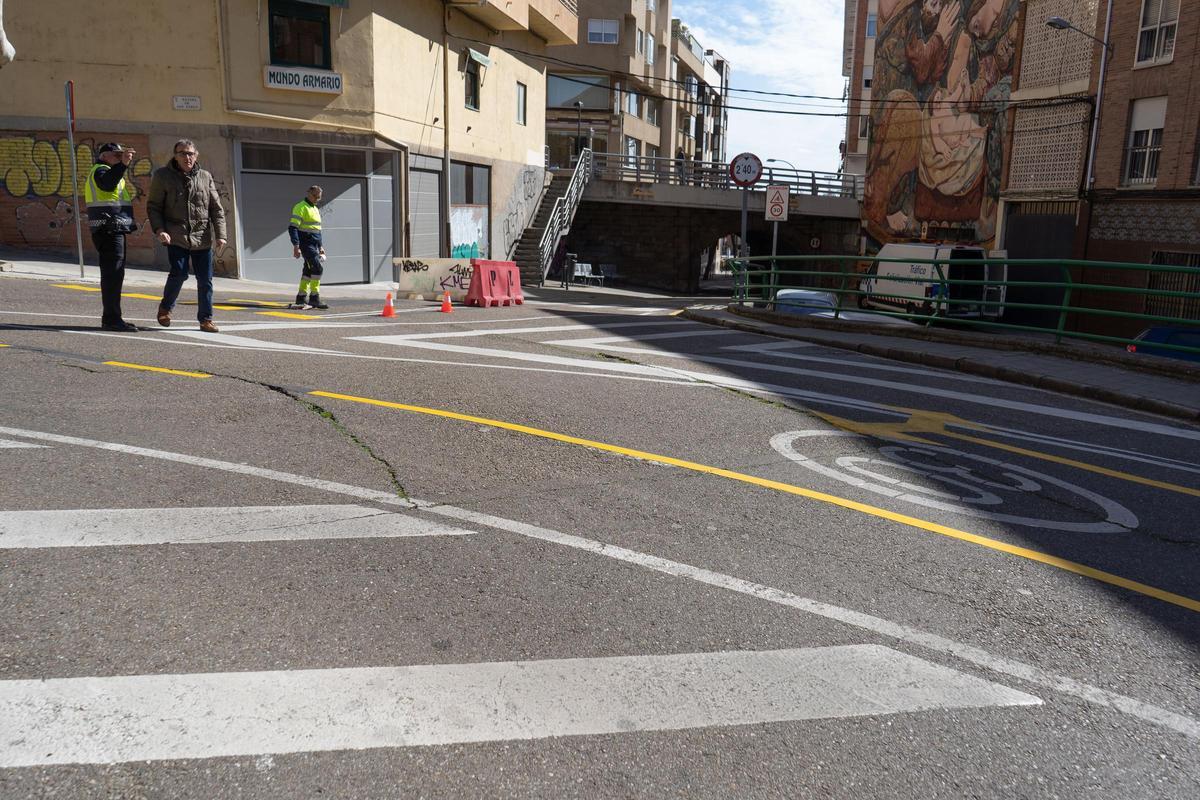 Trabajos para facilitar el tráfico en la zona afectada por el corte del puente bajo la Avenida de Portugal, en Puerta Nueva