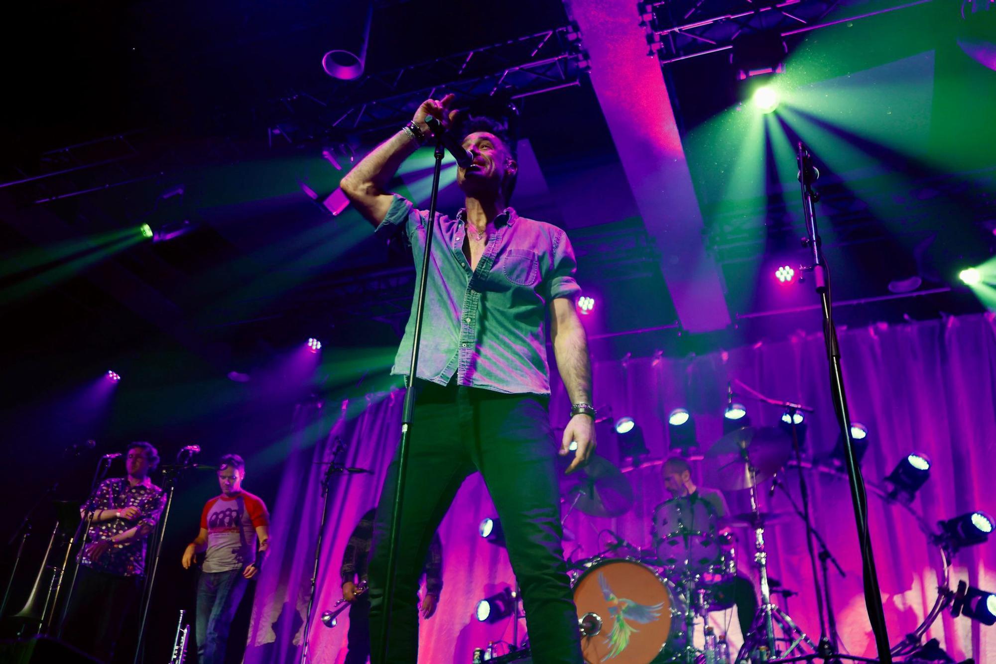 El auditorio del Roig Arena abre sus puertas con el universo de The Cat Empire