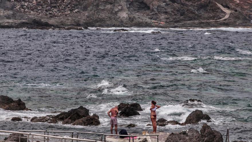 Usuarios en la piscina de El Caletón, en Garachico.