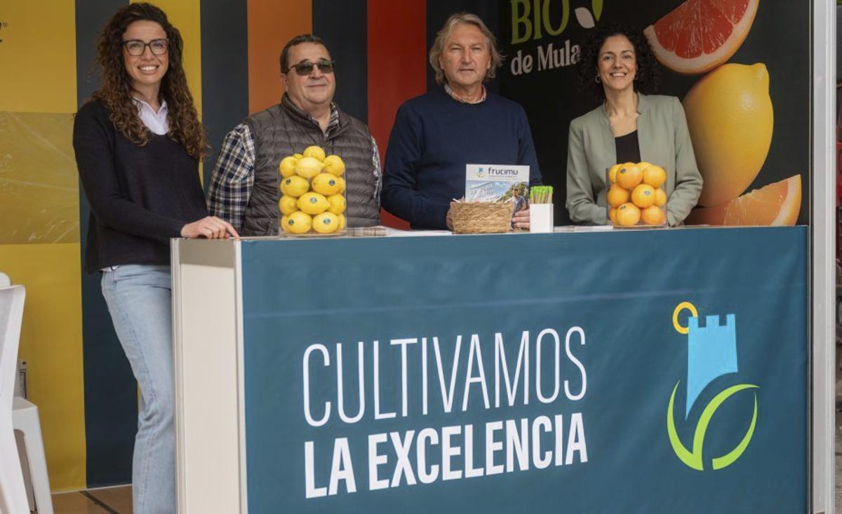 Los responsables de la cooperativa, en el stand de Frucimu en la feria agrícola.