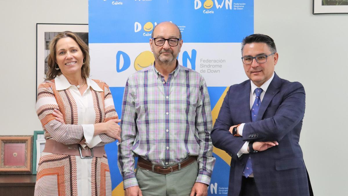 Firma del acuerdo entre los representantes de BBVA y Down Galicia