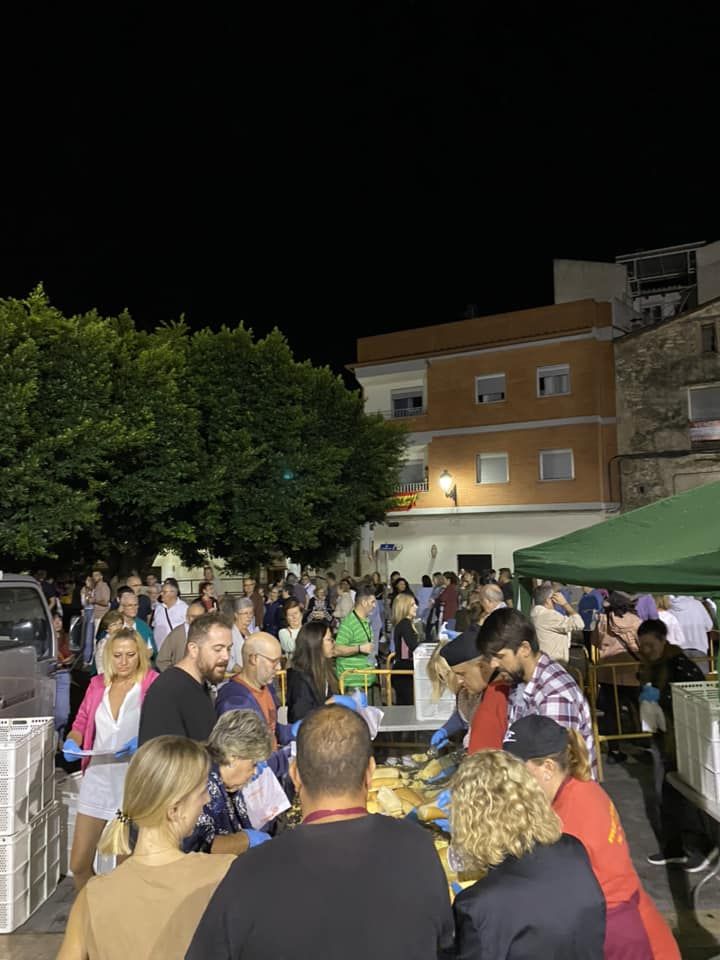 Cocinan una tortilla gigante por las fiestas patronales de Enguera