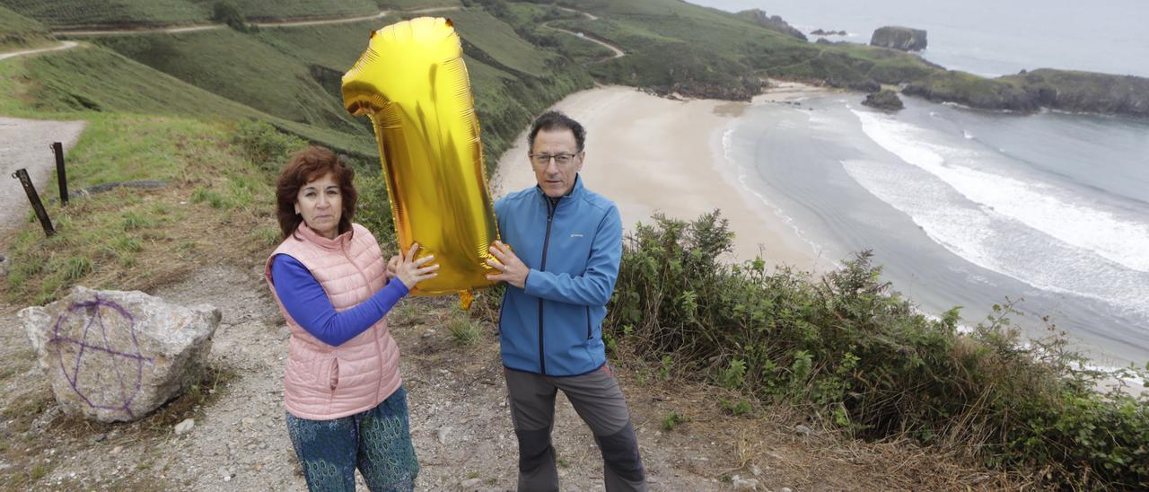 María Ángeles Fernández y Florentino Gómez, madrileños habituales del veraneo en Asturias, con el número 1 otorgado en las votaciones a Torimbia, la playa que está a sus espaldas.