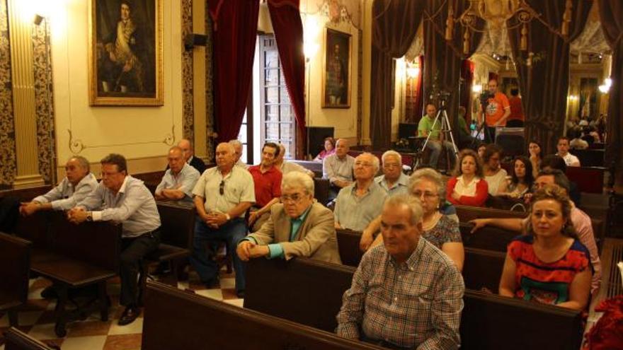 Más de una veintena de vecinos en el pleno donde se aprobaron los estatutos.