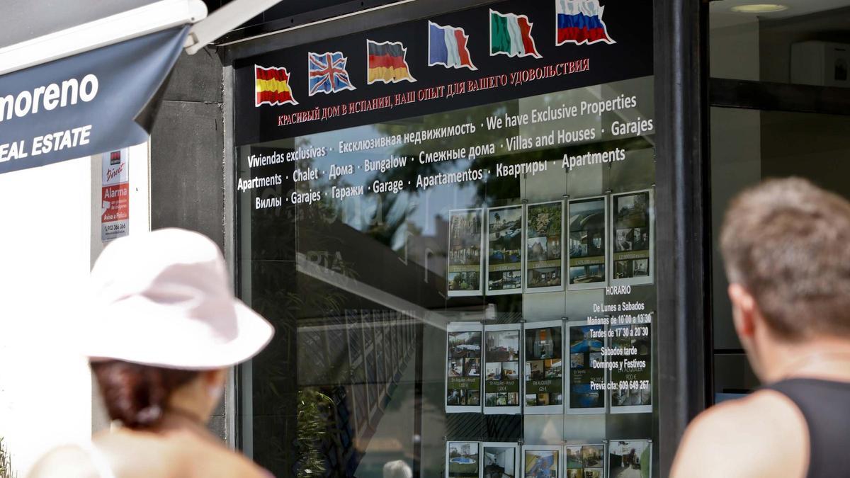 Una inmobiliaria con carteles en varios idiomas, entre ellos el ruso.