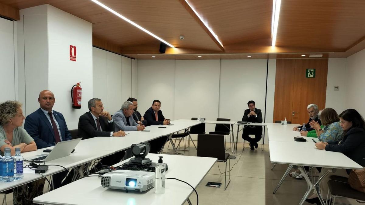 Pedro Martín (c) presidió el encuentro con los alcaldes del sur de la Isla, celebrado en el Aeropuerto Tenerife Sur.