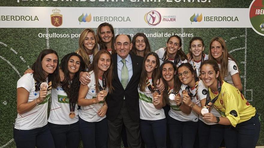 Lucía Jiménez recibe el MVP de la Liga Iberdorla