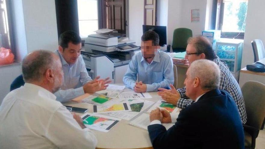 El edil de C´s Alejandro Carballo, con miembros de la plataforma Bosque Urbano.