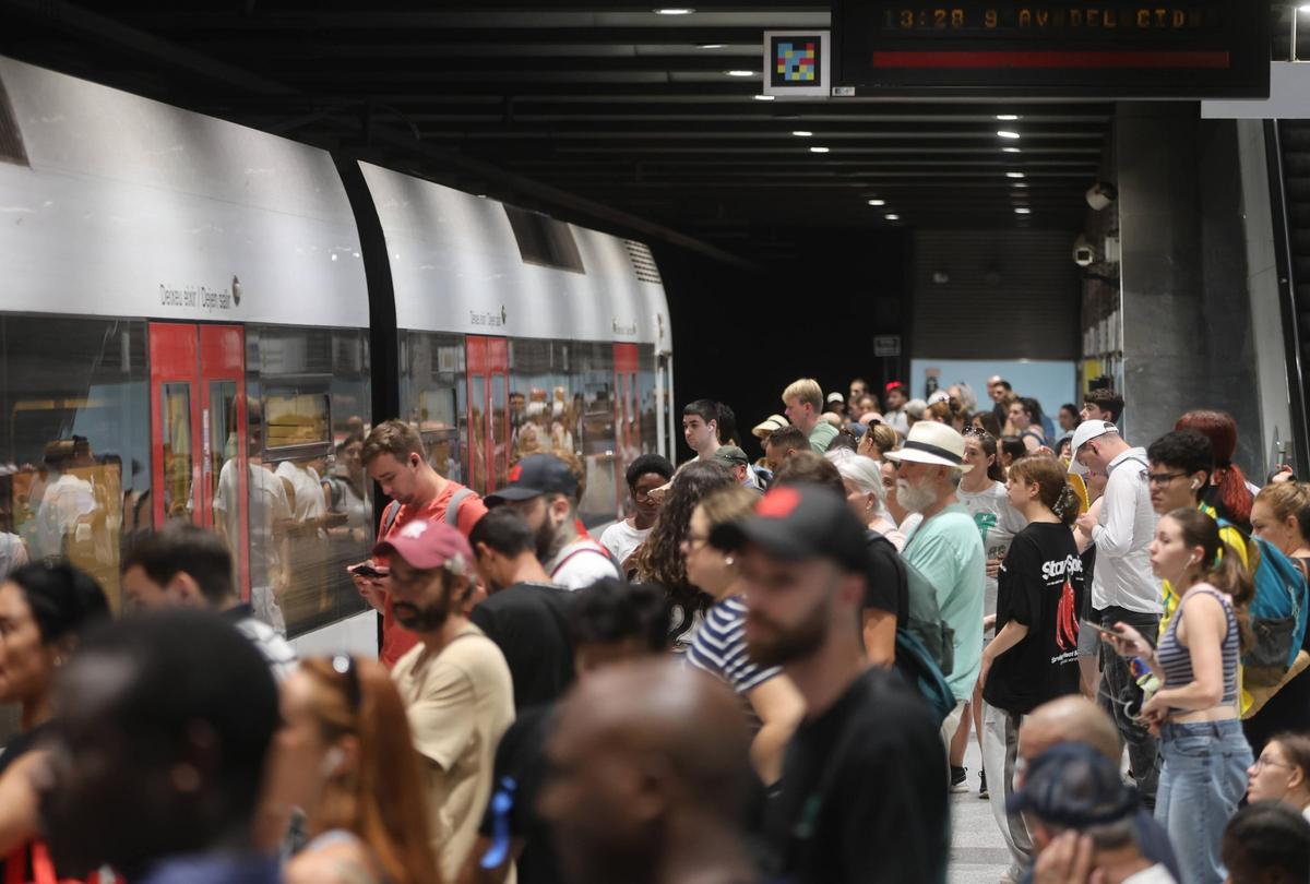 Usuarios en la estación de Xàtiva de Metrovalencia, en una imagen captada ayer.