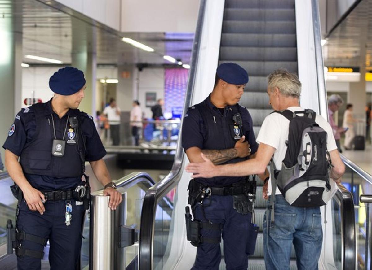 La planta superior de l’aeroport de Schiphol a Amsterdam ha estat reservada per a familiars i coneguts dels passatgers de l’avió sinistrat.