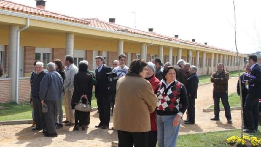 Numerosas personas acudieron a la inauguración del centro.