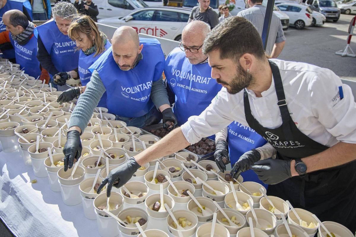 Les imatges de l'escudellada popular dels cuiners de Can Xapes a Girona