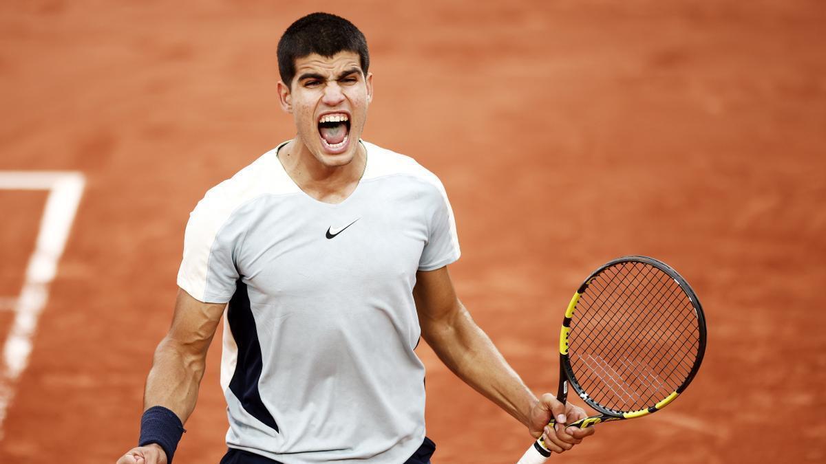 Carlos Alcaraz celebra su triunfo ante Albert Ramos en Roland Garros