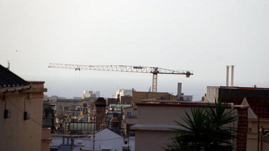 Una grua treballant en una construcció.