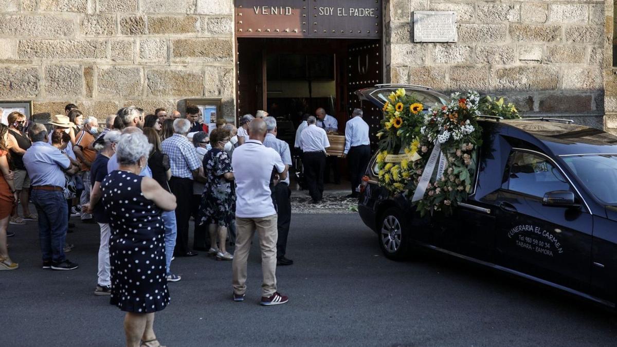 El féretro con los restos mortales de Daniel Gullón Vara entra en la iglesia de San Juan Baustista de Ferreras de Abajo para el funeral.