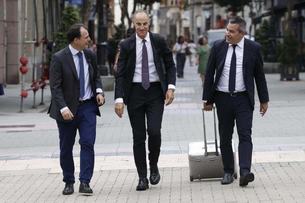 Por la izquierda Guillermo Villeta, Frank Torres y Josep Maria Recasens, llegando a la sede de la Presidencia del Principado, en Oviedo.