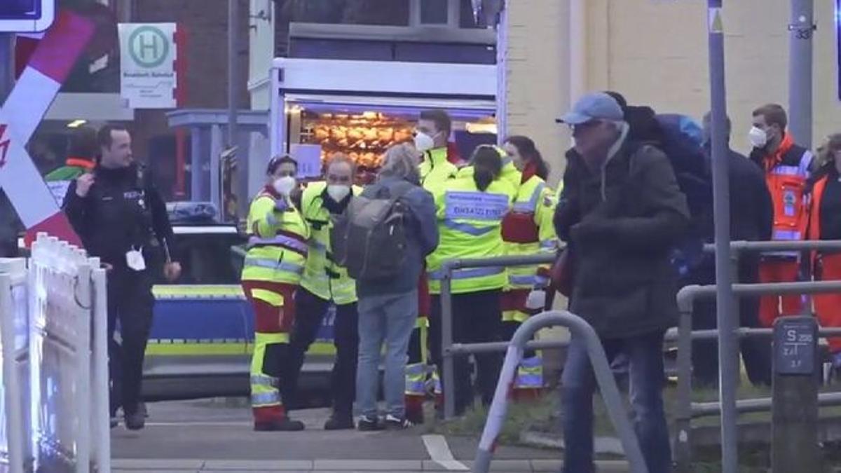 Dos muertos y 7 heridos en un apuñalamiento múltiple en una estación de tren de Alemania.