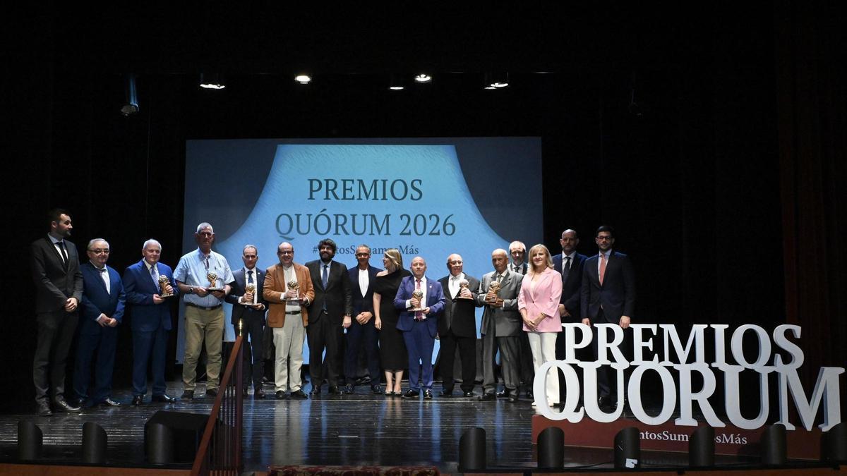 Foto de familia de los galardonados en los Premios Quórum, junto a López Miras y Arroyo