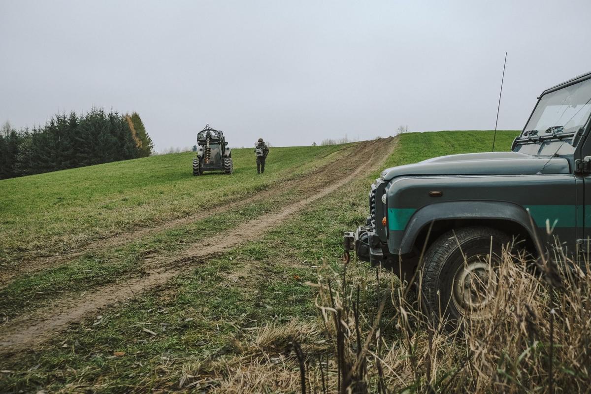 Soldados del ejército polaco arreglan bobinas de alambre de púas en una valla a lo largo de la frontera polaca, con el enclave ruso de Kaliningrado, cerca de Zerdziny, Polonia