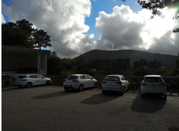 Los aerogeneradores desde la capilla de San Cibrán