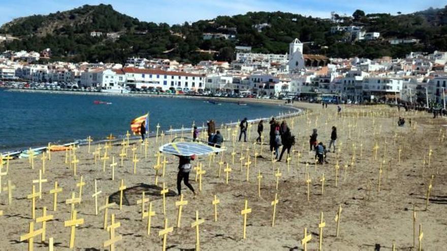 A la platja del port de la Selva es van clavar 1.500 creus.