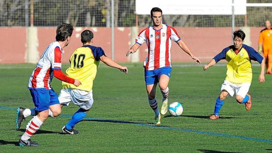 Enric Vallès (amb la pilota) va ser l&#039;autor del segon gol del Manresa davant el Molletense