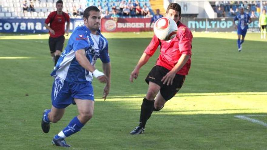 Jorge Giménez avanza con el balón por la banda derecha de El Collao.