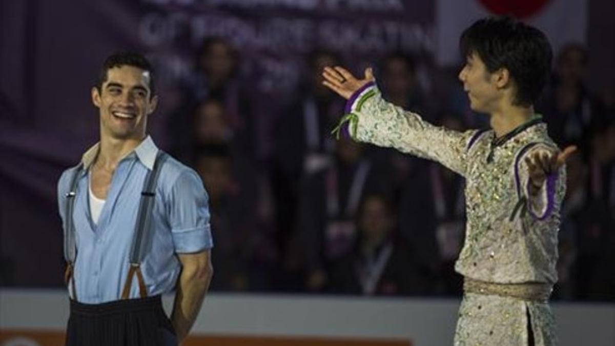 Javier Fernández, izquierda, y Yuzuru Hanyu, anoche tras obtener este último el oro del ISU Grand Prix.