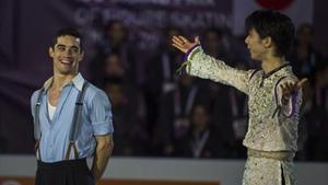 Javier Fernández, izquierda, y Yuzuru Hanyu, tras obtener este último el oro del ISU Grand Prix.