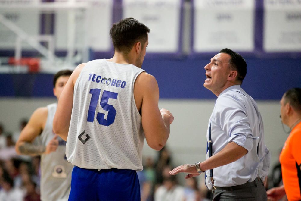 Sergio Molina, dirigiendo a su equipo.