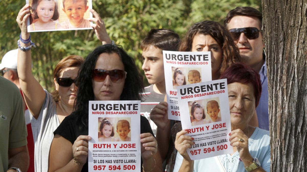 Manifestación en el parque Cruz de Córdoba, donde desaparecieron los hermanos, el pasado domingo.