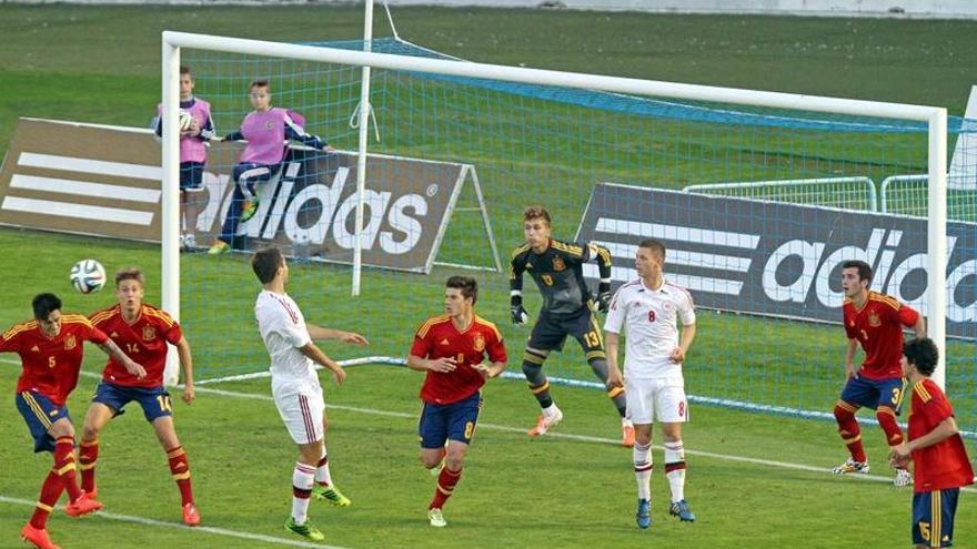 David Costas despeja el balón en el partido ante Dinamarca, con Rubén Blanco en la portería y a su lado Santi Mina.