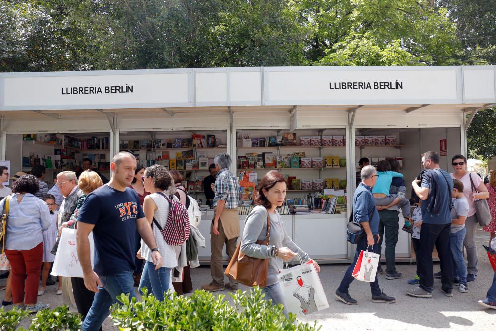 Último día de la 53.ª Feria del Libro de València celebrada en los jardines de Viveros.