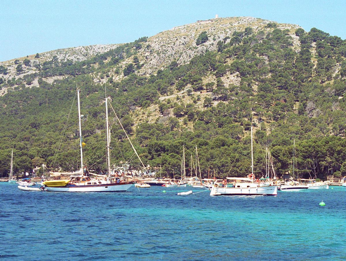 Embarcaciones fondeadas en la bahía de Formentor, en una imagen de archivo.