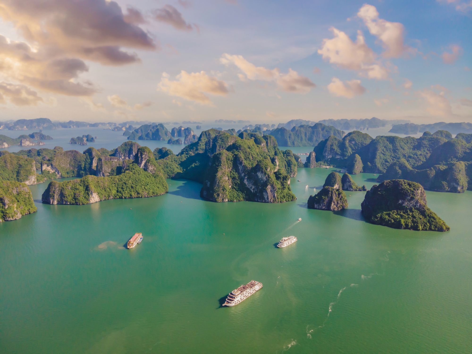 Esta isla tiene una de las mejores vistas del mundo: un mirador 360º sobre miles de islotes de piedra en pleno Patrimonio de la Humanidad
