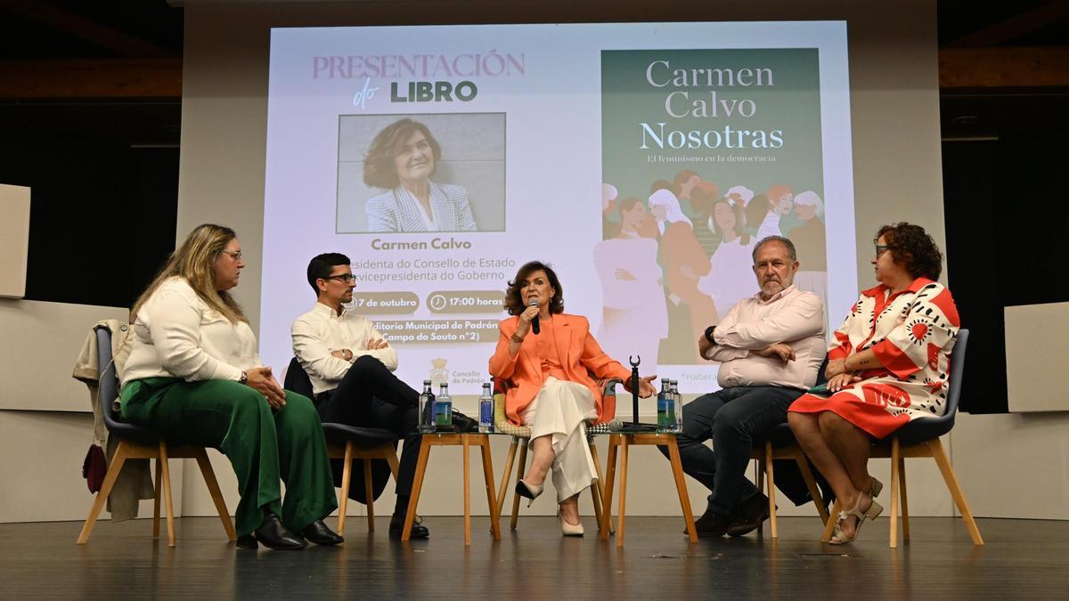 Mercedes Basanta, izquierda, con Anxo Rei, Carmen Calvo, Xabier Castro y Mariló Saco