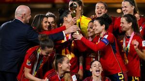 Sydney (Australia), 20/08/2023.- FIFA President Gianni Infantino and Queen Letizia of Spain hand the Winner’Äôs trophy to Ivana Andres of Spain after winning the FIFA Women’s World Cup 2023 Final soccer match between Spain and England at Stadium Australia in Sydney, Australia, 20 August 2023. (Mundial de Fútbol, España) EFE/EPA/DEAN LEWINS AUSTRALIA AND NEW ZEALAND OUT