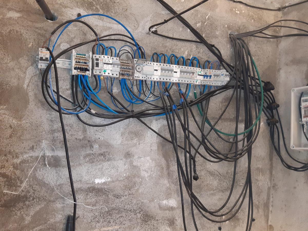 Una connexió elèctrica manipulada