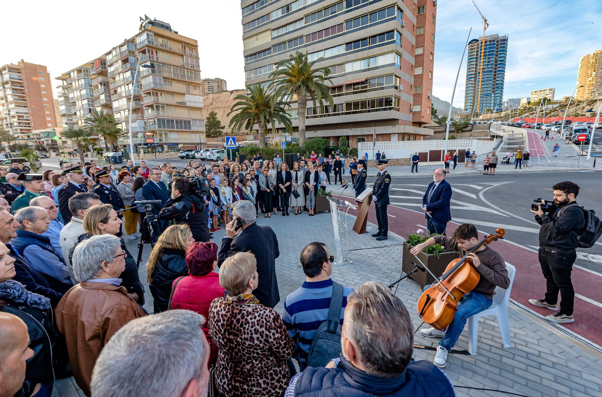 Benidorm rinde homenaje a las víctimas del covid con una rotonda en Poniente