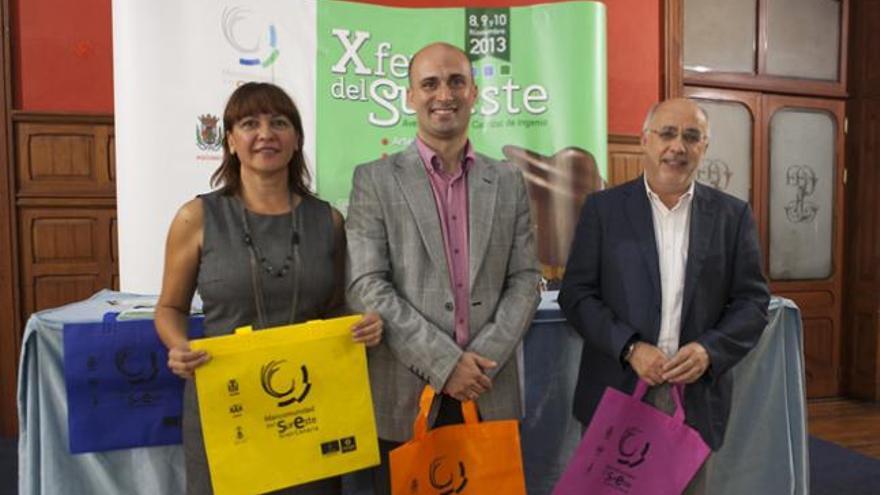 Dunia González, Juan José Gil y Antonio Morales, ayer en el Gabinete Literario de Las Palmas de Gran Canaria. | quique curbelo