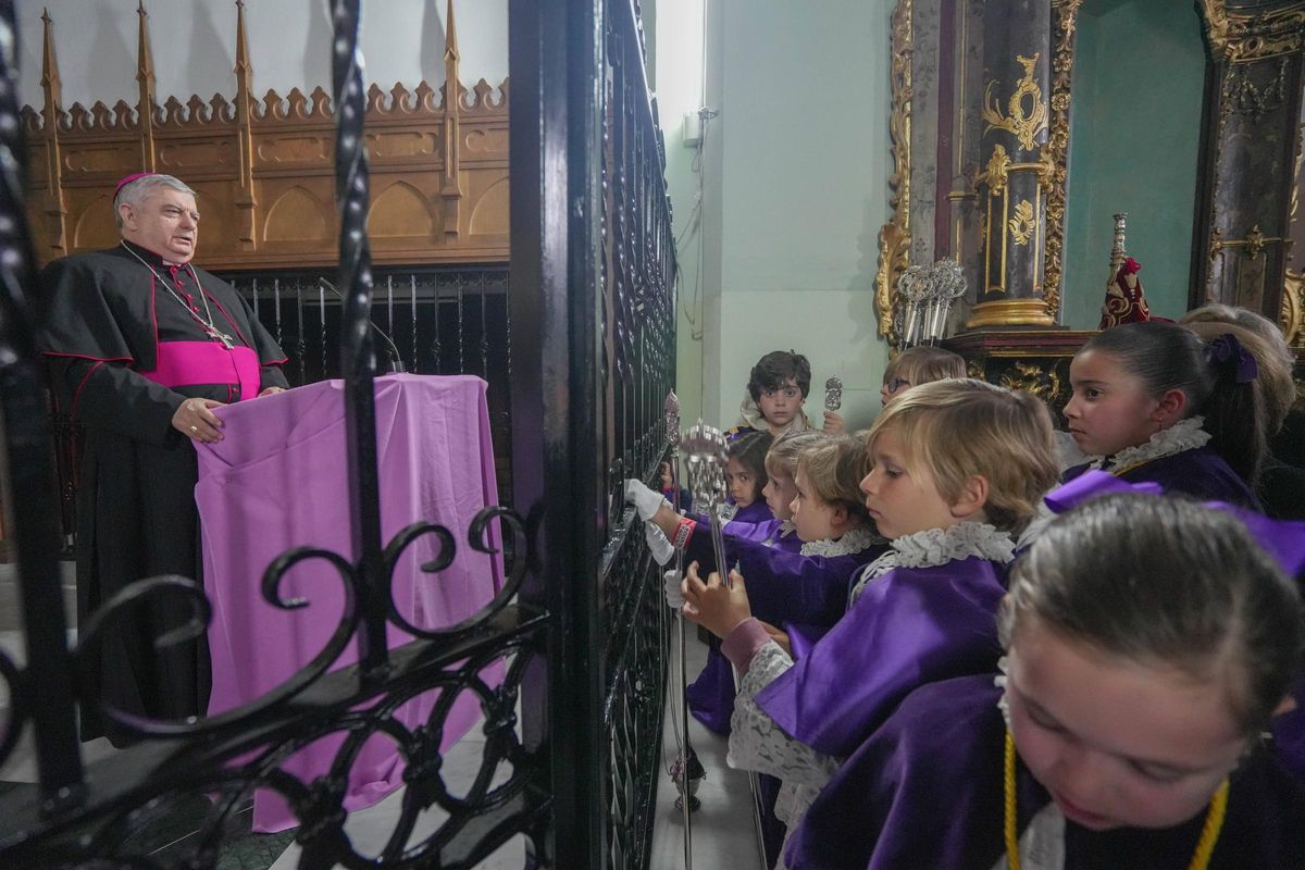 Monseñor José Rodríguez Carballo, arzobispo coadjutor, dirigió una oración