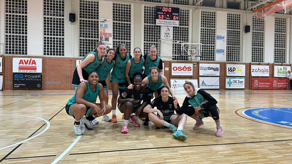 Las jugadoras del CAB Estepona celebran la victoria.