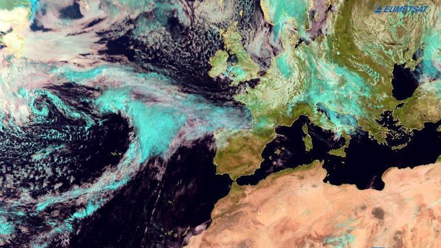 La imagen de satélite de esta mañana muestra nubes sobre Galicia y la cornisa cantábrica