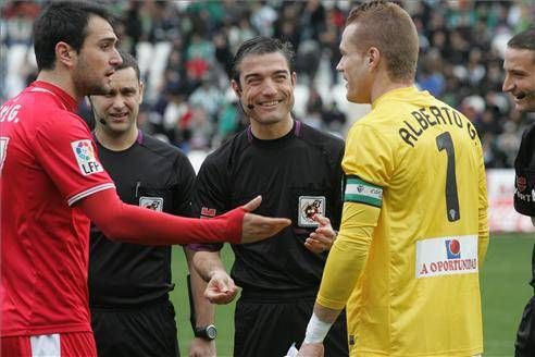 El Córdoba golea al Murcia (5-0)