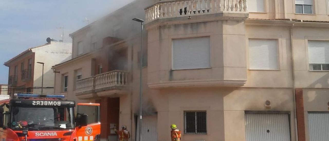 Evacuada por el balcón en Corbera | LEVANTE-EMV
