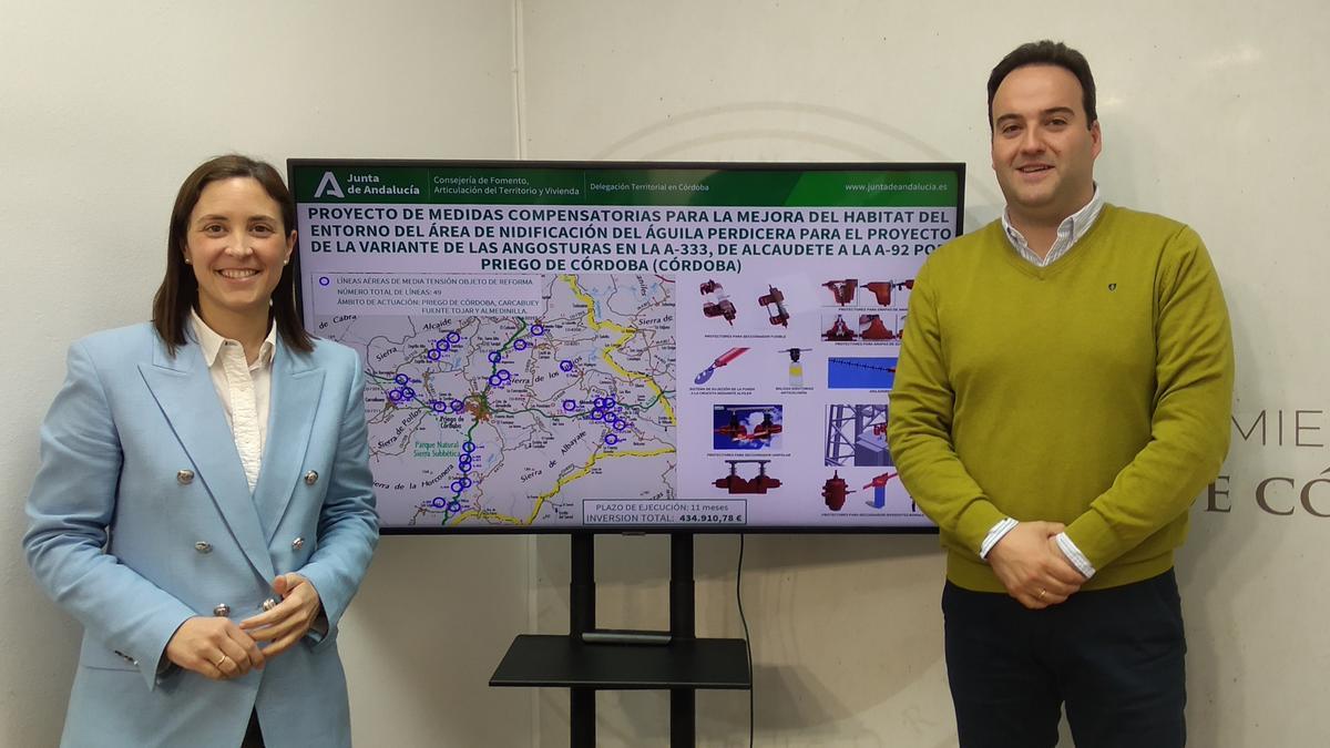 Cristina Casanueva y Juan Ramón Valdivia en la presentación de las medidas.