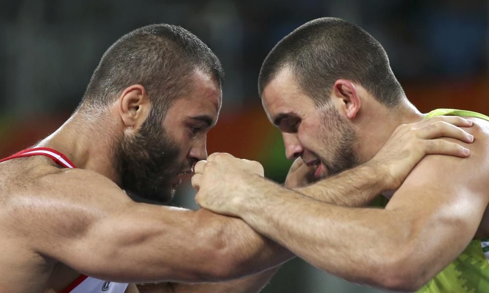 Ahmed Mohamed Saad de Egipto y Nikolay Bayryakov de Bulgaria compiten en lucha grecorromana 85 kilos.