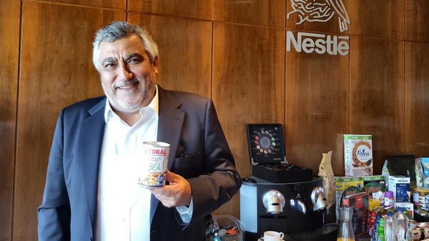 El director general de Nestlé España, Laurent Dereux, mostrant els nous productes
