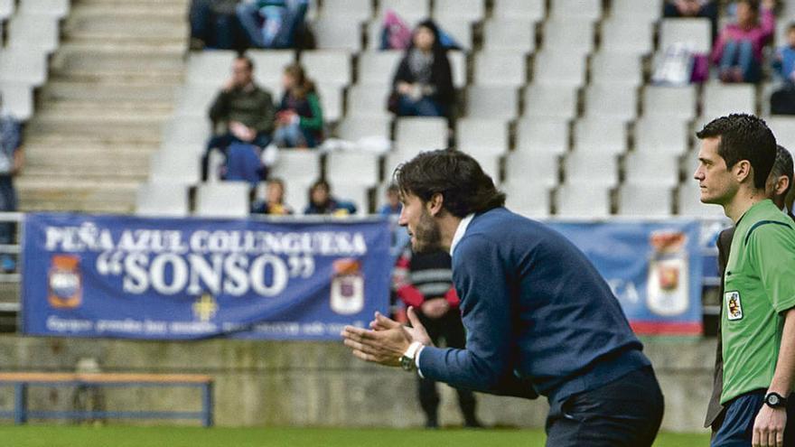 Generelo anima a sus jugadores durante un partido en el Tartiere.